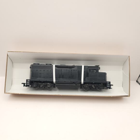 Athearn Trains in Miniature Undecorated GP 35 Powered Diesel Vintage HO Scale - Picture 1 of 6